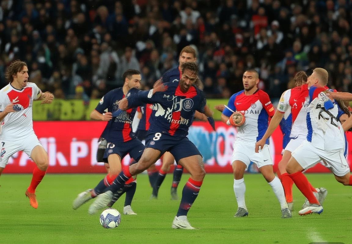 法甲巅峰对决：巴黎圣日耳曼1比0险胜摩纳哥夺冠悬念揭晓(图2)